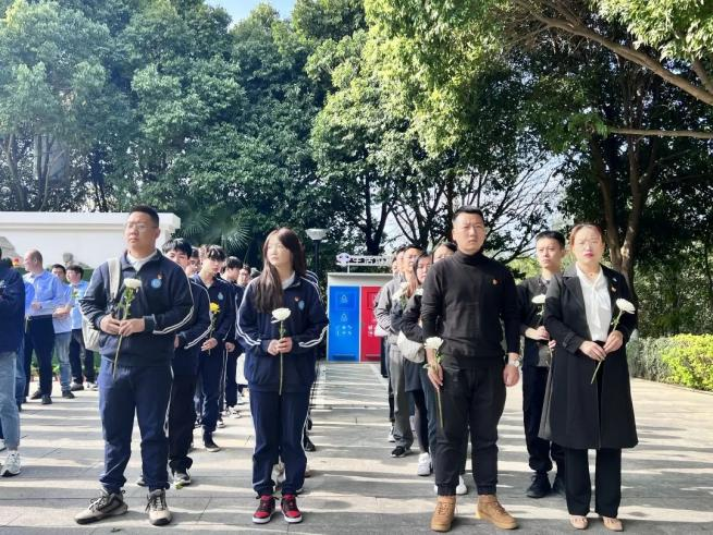 我院开展“缅怀革命先烈 传承红色精神” 清明祭英烈活动(图1)