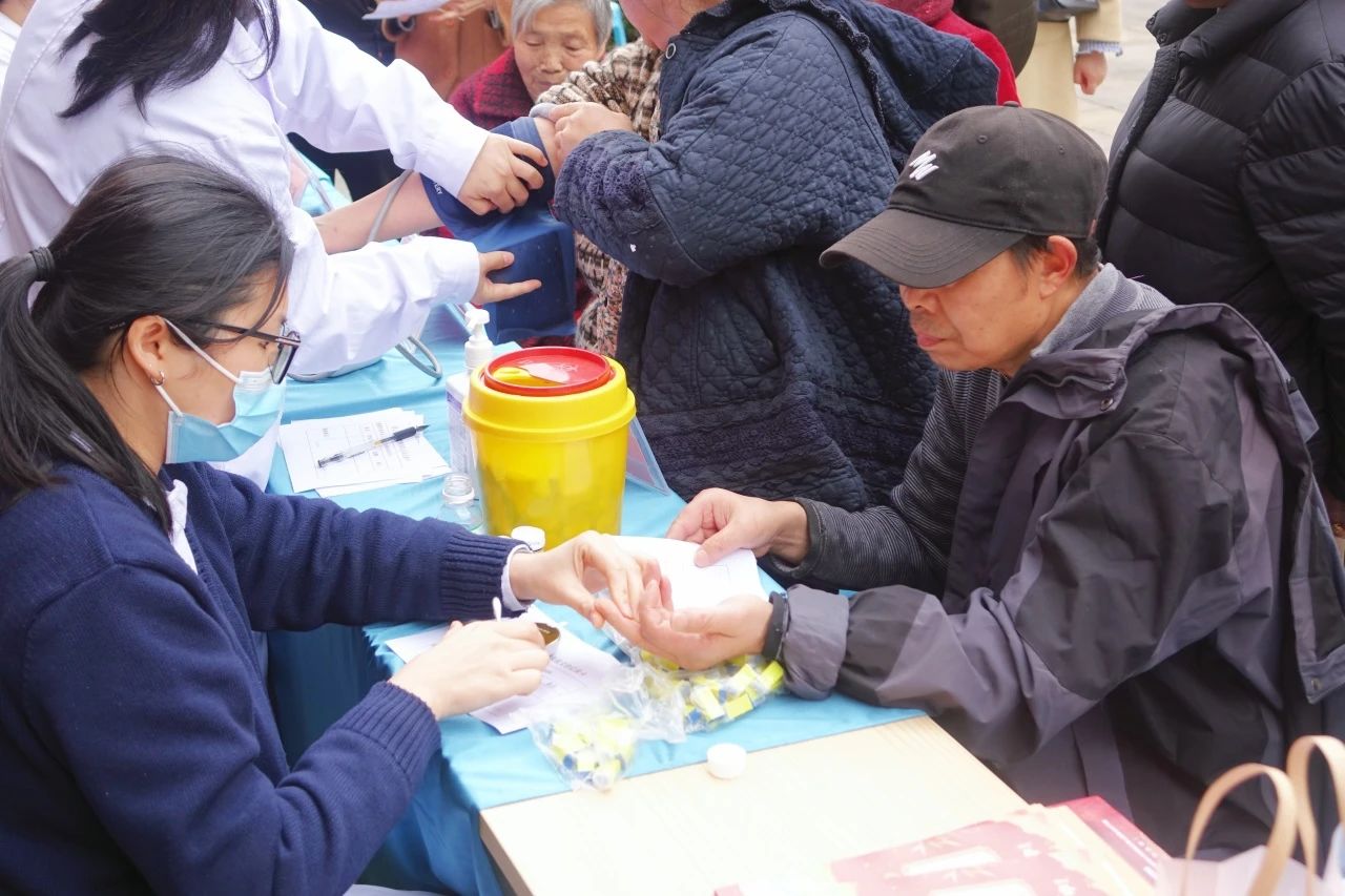 传承雷锋精神，共筑温暖社区(图2)