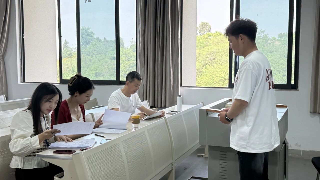 智慧建造学院2022级毕业答辩现场直击(图1)